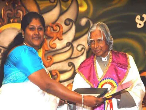 President Dr. A.P.J. Abdul Kalam presenting the Gold Medal to Vidya Vivek
